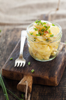 Glas schwäbischer Kartoffelsalat auf Holzbrett - SBDF001846