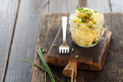 Glas schwäbischer Kartoffelsalat auf Holzbrett - SBDF001847