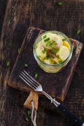 Glas schwäbischer Kartoffelsalat auf Holzbrett - SBDF001849