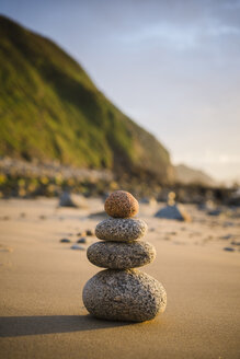 Spain, Galicia, Valdovino, Four small rocks in balance on the beach - RAEF000170