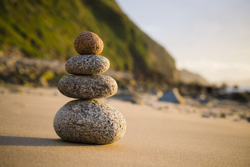 Spain, Galicia, Valdovino, Four small rocks in balance on the beach - RAEF000172