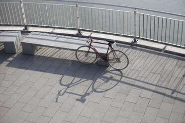 Deutschland, Düsseldorf, Fahrrad an Bank gelehnt - RHF000816