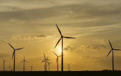 Deutschland, Salzgitter, Windpark am Abend - PVCF000427