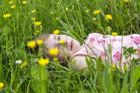 Kleines Mädchen mit geschlossenen Augen auf einer Blumenwiese liegend - SARF001777