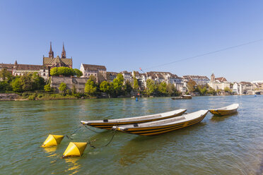 Schweiz, Basel, Stadtansicht vom Rheinufer aus - WDF003083