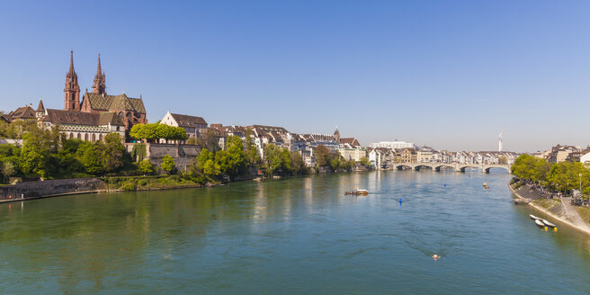 Schweiz, Basel, Stadtansicht vom Rheinufer aus - WDF003084