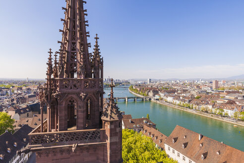 Schweiz, Basel, Stadtansicht, Rhein und der Kirchturm des Münsters - WDF003089