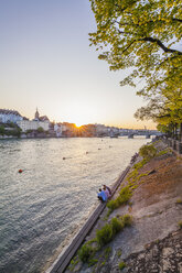 Schweiz, Basel, Stadtansicht vom Rheinufer in der Abenddämmerung - WDF003092