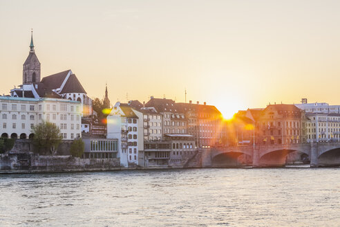 Schweiz, Basel, Stadtansicht und Rhein in der Abenddämmerung - WDF003094