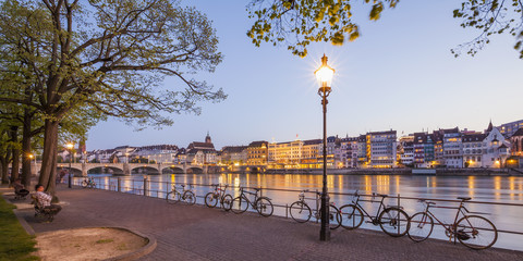 Schweiz, Basel, Stadtansicht und Rhein in der Abenddämmerung, lizenzfreies Stockfoto