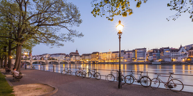 Schweiz, Basel, Stadtansicht und Rhein in der Abenddämmerung - WDF003095