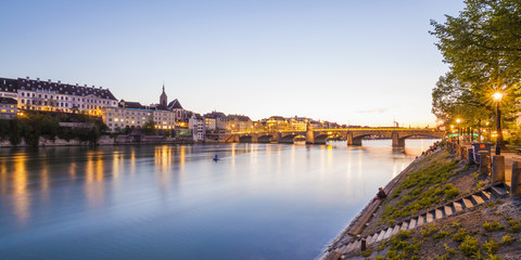 Schweiz, Basel, Stadtansicht und Rhein in der Abenddämmerung, lizenzfreies Stockfoto