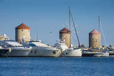 Griechenland, Rhodos, Mittelalterliche Windmühlen im Hafen von Mandraki - RUNF000015