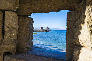 Griechenland, Rhodos, Blick durch ein Fenster an der Küste auf die Stadt Okld - RUNF000016