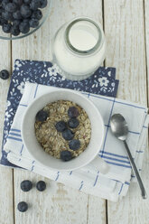 Schale mit Müsli und Blaubeeren - ASF005588