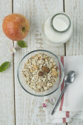 Glass bowl of granola and nuts - ASF005593