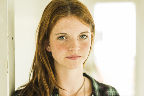Porträt einer rothaarigen jungen Frau mit Sommersprossen - UUF004159