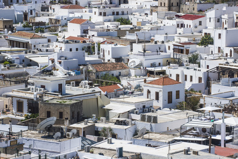 Griechenland, Rhodos, weiße Häuser der Stadt Lindos, lizenzfreies Stockfoto