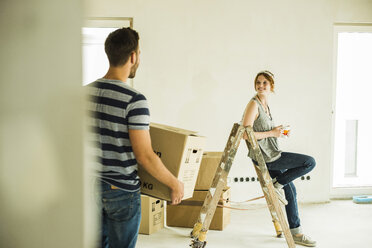 Young couple moving house - UUF004190