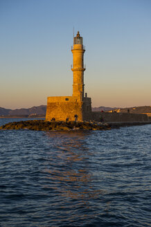 Griechenland, Kreta, Sonnenuntergang über dem Leuchtturm von Chania - RUNF000056