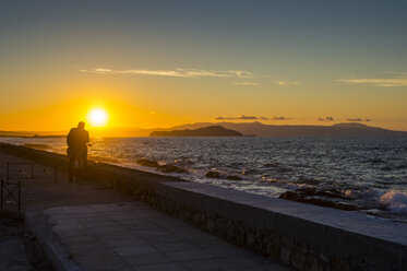 Griechenland, Kreta, Mann genießt den Sonnenuntergang in Chania - RUNF000057