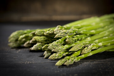 Grüner Spargel auf dunklem Holz - MAEF010438