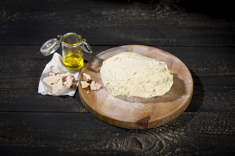 Pizzateig, Hefe und Olivenöl, lizenzfreies Stockfoto