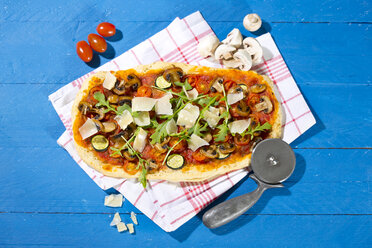 Hausgemachte Pizza mit Champignons, Rucola, Zucchini, Tomaten und Parmesan - MAEF010449