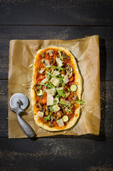 Hausgemachte Pizza mit Champignons, Rucola, Zucchini, Tomaten und Parmesan - MAEF010457