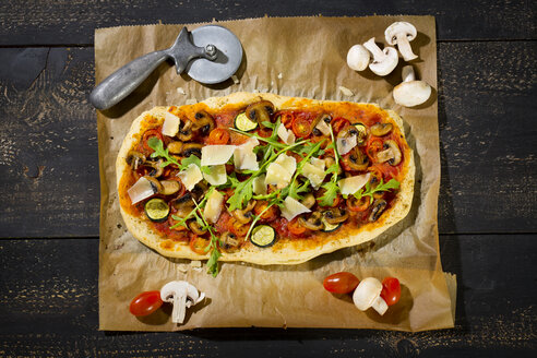 Hausgemachte Pizza mit Champignons, Rucola, Zucchini, Tomaten und Parmesan - MAEF010458