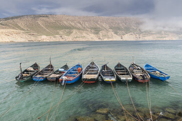 Marokko, Imsouane, neun Fischerboote nebeneinander vertäut - HSKF000024