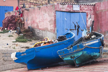 Marokko, Imsouane, zwei nebeneinander liegende Fischerboote vor einem Unterstand - HSKF000025