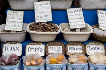 Marokko, Essaouria, Gewürze und Seifen auf dem Markt - HSKF000030