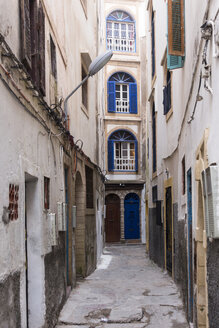 Marokko, Essaouria, Blick auf eine Gasse - HSKF000033