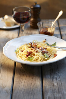 Spaghetti mit Tomatenpesto und geriebenem Parmesan und einem Glas Rotwein - KSWF001477