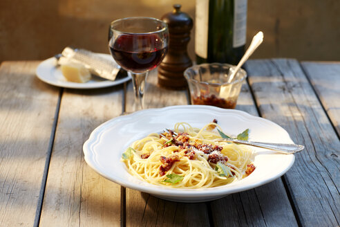Spaghetti mit Tomatenpesto und geriebenem Parmesan und einem Glas Rotwein - KSWF001478