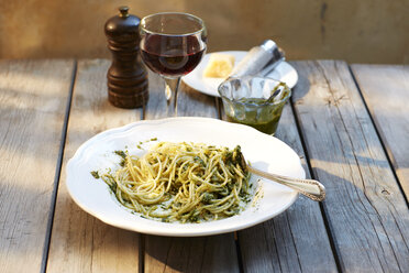 Spaghetti mit Basilikum-Pesto und einem Glas Rotwein - KSWF001479
