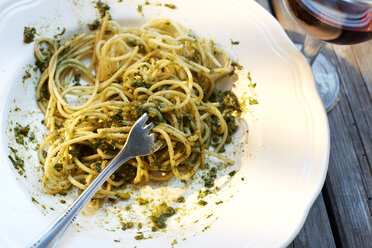 Spaghetti mit Basilikum-Pesto essen - KSWF001480