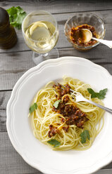 Spaghetti mit Tomatenpesto und einem Glas Weißwein - KSWF001485