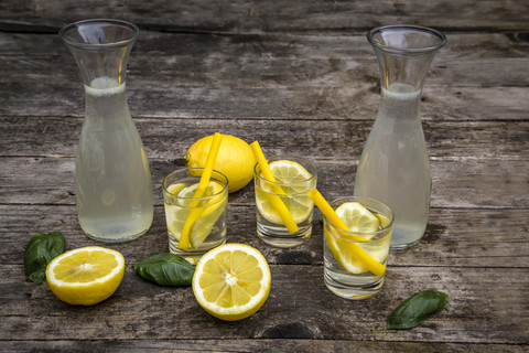 Karaffen und Gläser mit selbstgemachter Limonade, lizenzfreies Stockfoto