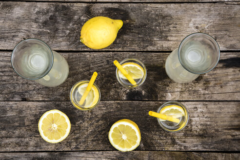 Karaffen und Gläser mit selbstgemachter Limonade - SARF001772