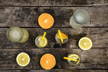 Karaffen und Gläser mit selbstgemachter Limonade und Orangenlimonade - SARF001773