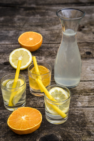 Gläser mit selbstgemachter Limonade und Orangenlimonade, lizenzfreies Stockfoto