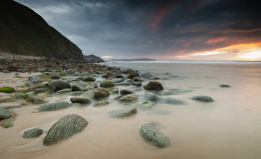 Spain, Galicia, beach Campelo - RAEF000183