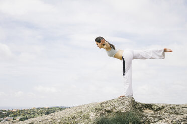 Frau macht Yoga-Übungen auf einem Berg - ABZF000034