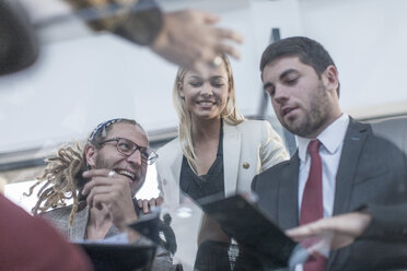 Geschäftsleute bei einem Treffen im Konferenzraum - ZEF004914