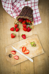 Sliced and whole strawberries - LVF003352