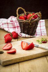 Sliced and whole strawberries - LVF003353