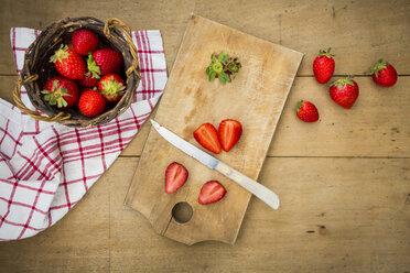 Sliced and whole strawberries - LVF003354