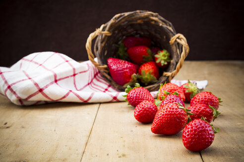 Weidenkorb mit Erdbeeren und Küchenhandtuch - LVF003355